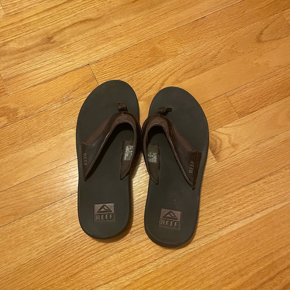 Reef Dark Brown Sandals men’s 9 beer opener